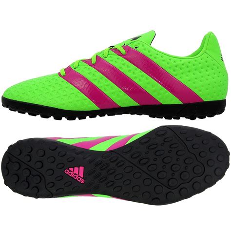 zapatos de fútbol para pastos sintéticos.